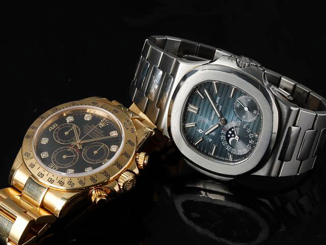 ブランド腕時計やアンティーク、ヴィンテージ腕時計を高く売るには、ちょっとしたコツがあります。大切にしていた時計を売るなら、少しでも高くその価値を評価してくれる店に売りたいもの。なるべく高く買い取ってもらう方法を、ここではご紹介いたします。